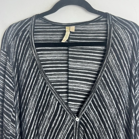 Comfy USA XL Black White Stripe Button Front Shark Bite Hem Tunic Top Lagenlook - Picture 4 of 9
